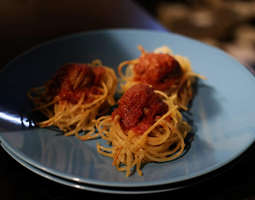 Kasvispyörykät spagettipesässä