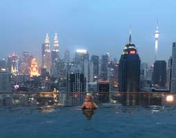 Kuala Lumpur - kaupungin valoja, kattoaltaita...