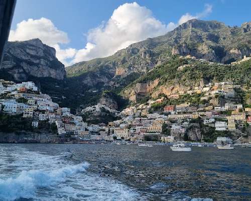 Amalfi Coast, kimmeltävä meri ja talot kuin n...