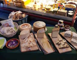 Juustosopin juustoilta Tampereen kauppahallissa