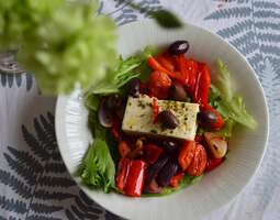 Salaatti paahdetuista kasviksista ja fetasta