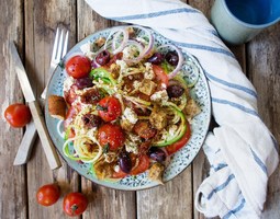 Kreikkalainen kesäkurpitsaspagetti-salaatti