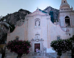 MATKAVINKKI: Taormina – Sisilian luxus-kylä o...