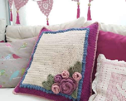 Virkattu tyynynpäällinen - Rambling rose cushion