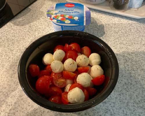 Tomaatti- mozzarellasalaatti