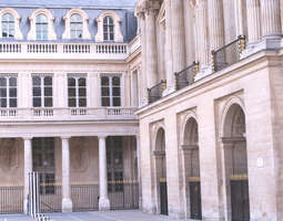 Strolling down Palais-Royal, in Paris