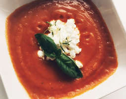 Bataatti-tomaattikeitto