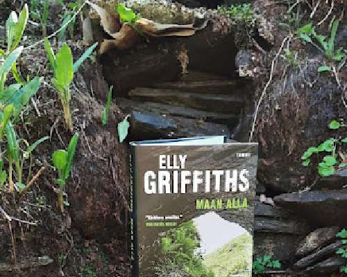 Elly Griffiths: Maan alla (Ruth Galloway -mys...